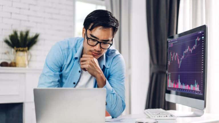 man laptop investing