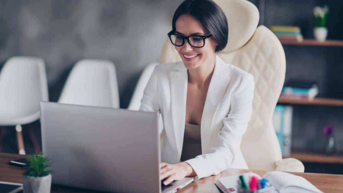 woman glasses on laptop