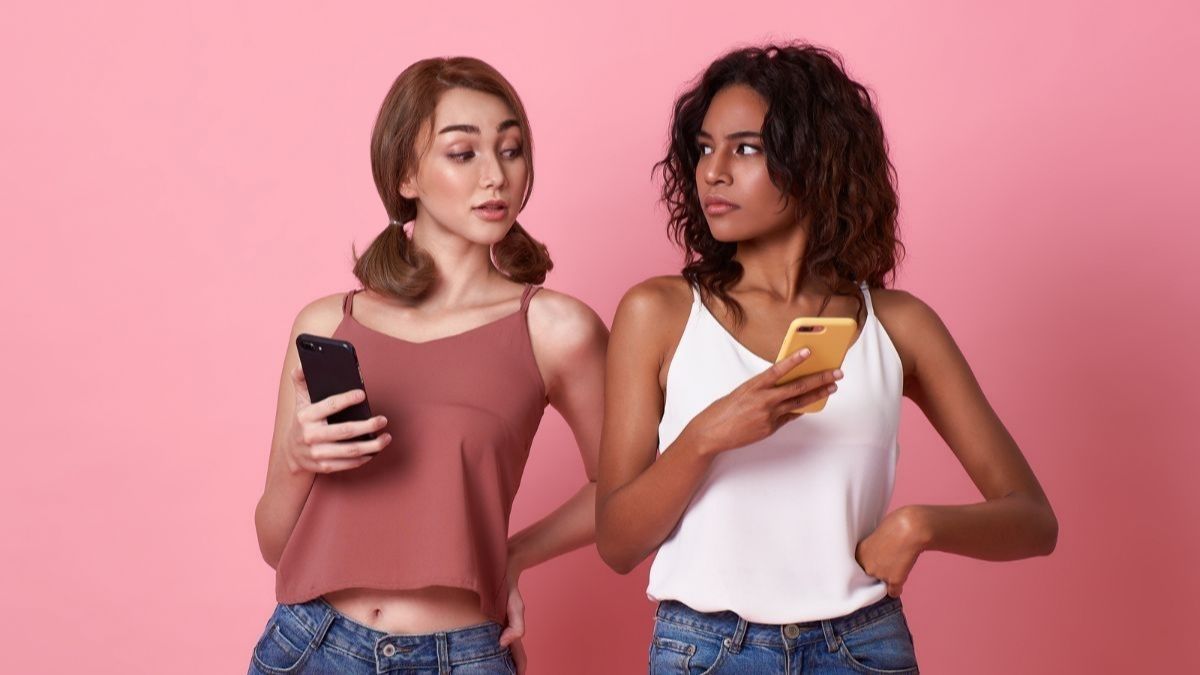 two girls with phones jealous