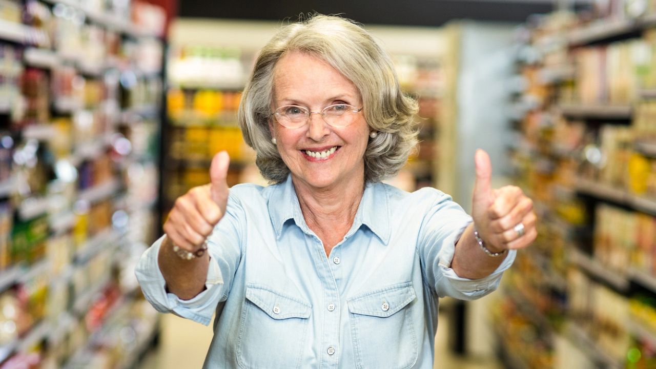 elder woman grocery thumbs up