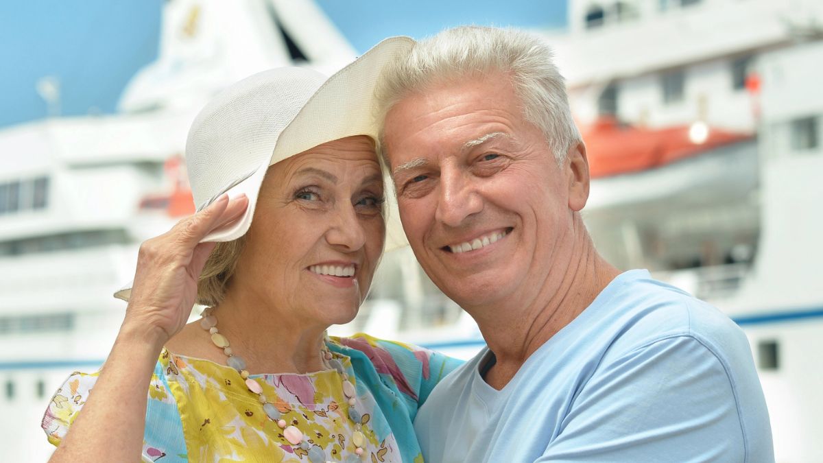 couple in front of a cruise ship