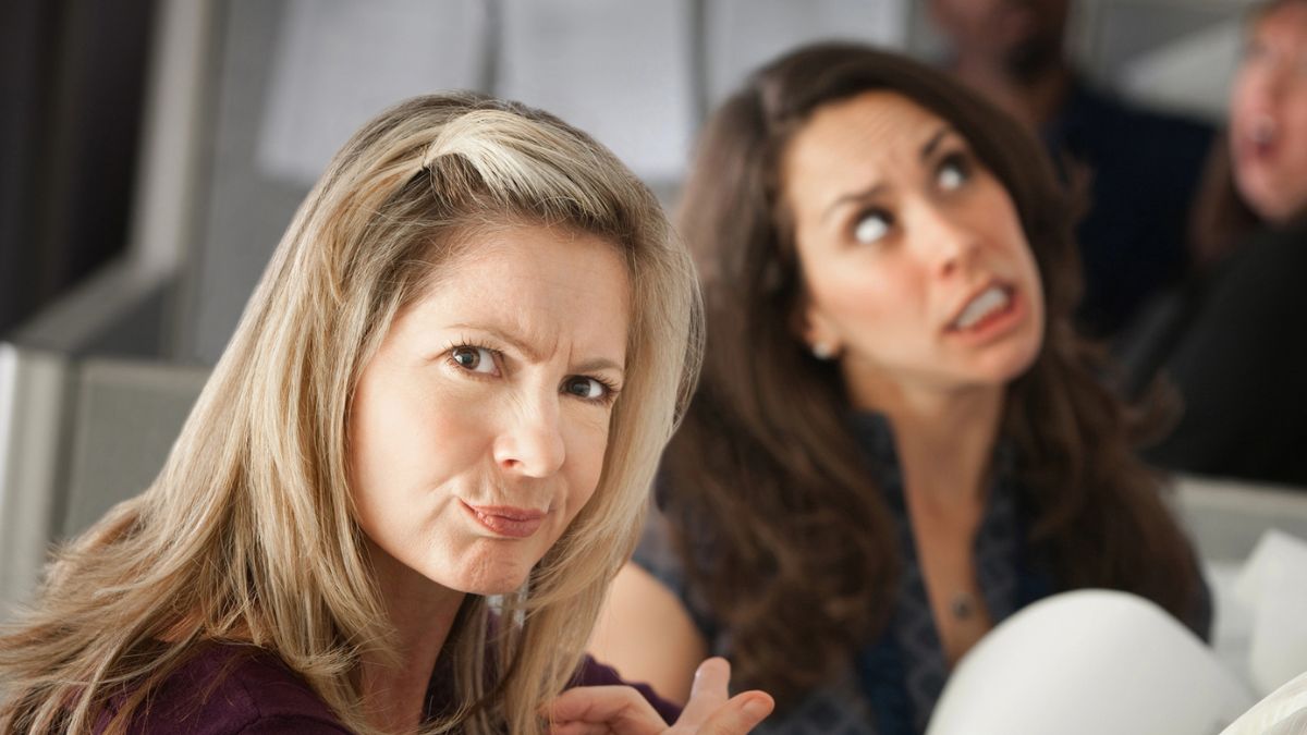 woman not impressed by bragging one